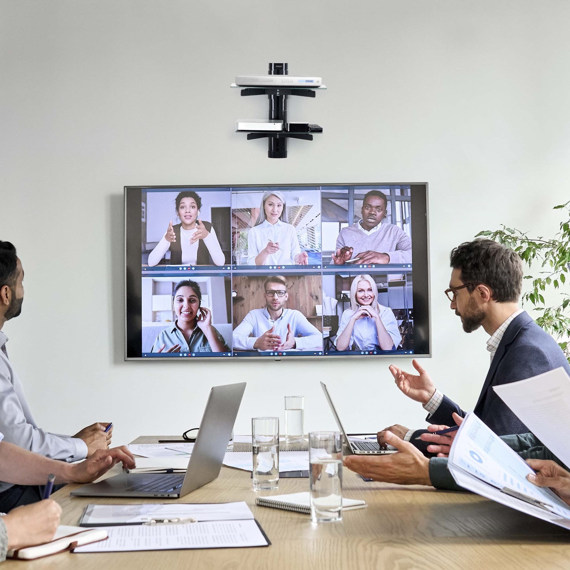 StarTech.com Dubbele Hangende Wandplanken voor Audio/Video Apparatuur, In Hoogte Verstelbare Schappen voor Onder TV, Hangend Wandmeubel, Organiseer uw A/V apparatuur op deze zwarte glazen schappen - Afbeelding 10