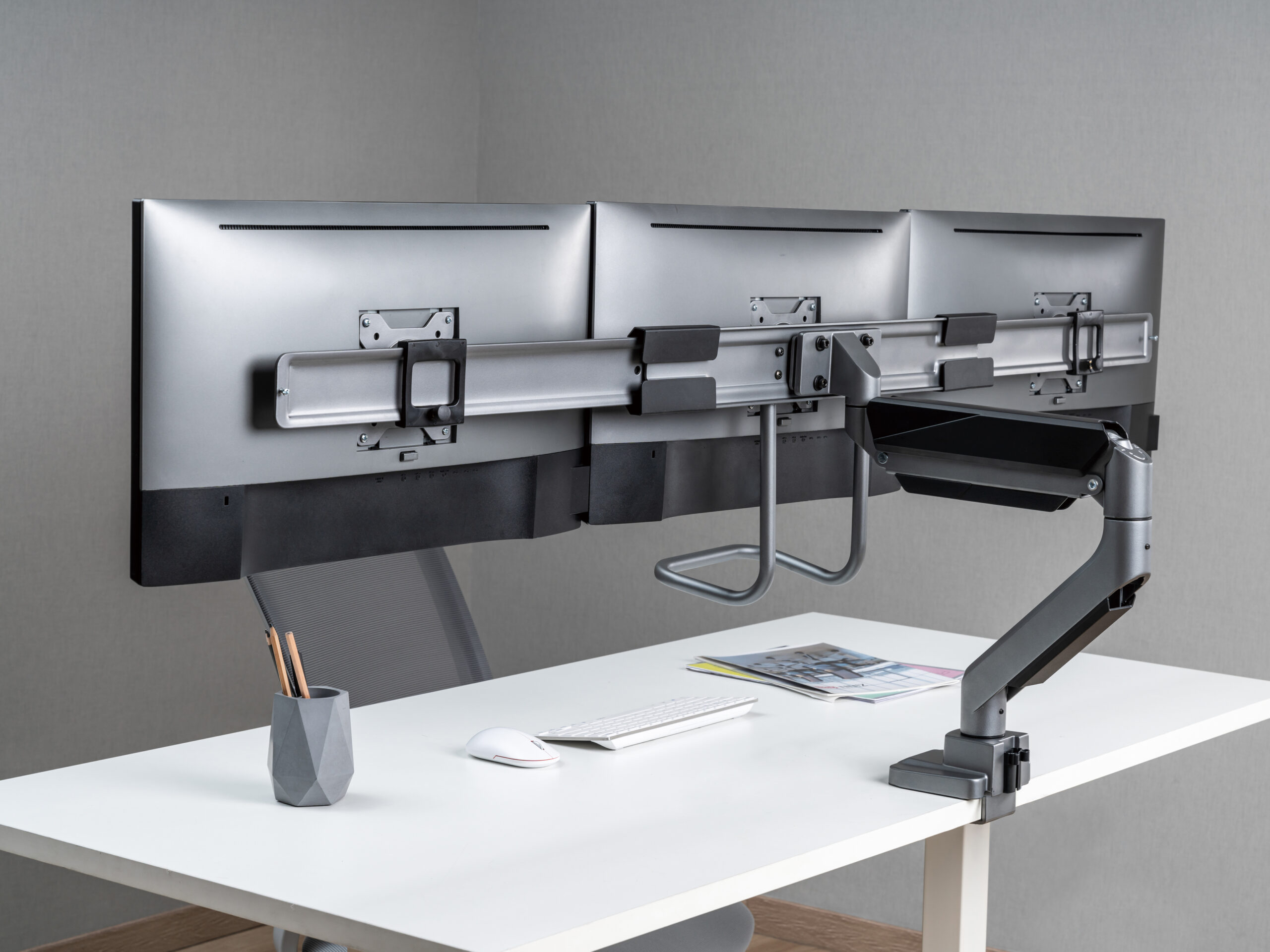 Equip 17“-27” Premium gasgeveerde triple Monitorarm - Afbeelding 10