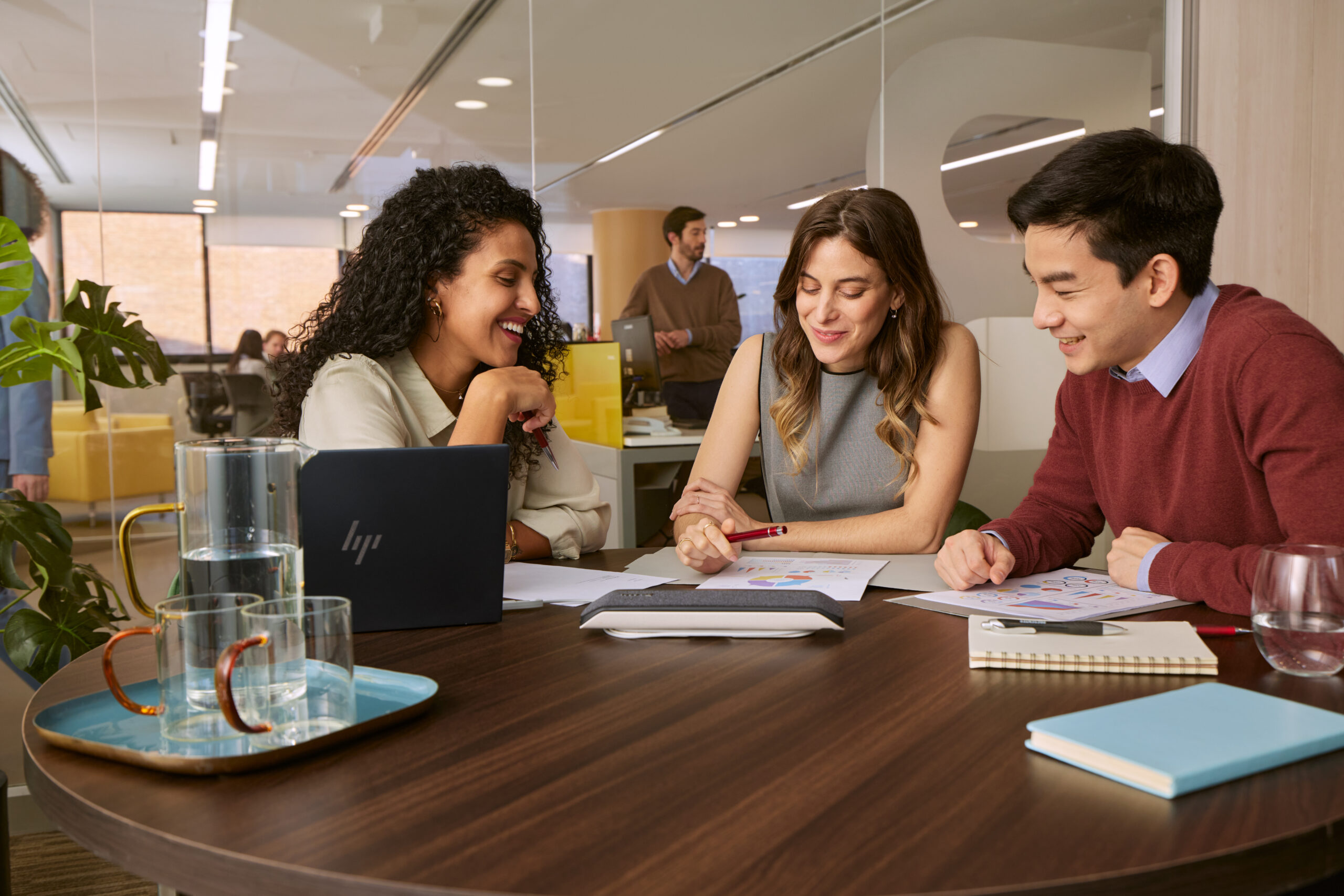 Poly Sync 40+ voor Microsoft Teams gecertificeerde USB-A USB-C speakerphone +BT700 USB-A adapter - Afbeelding 4