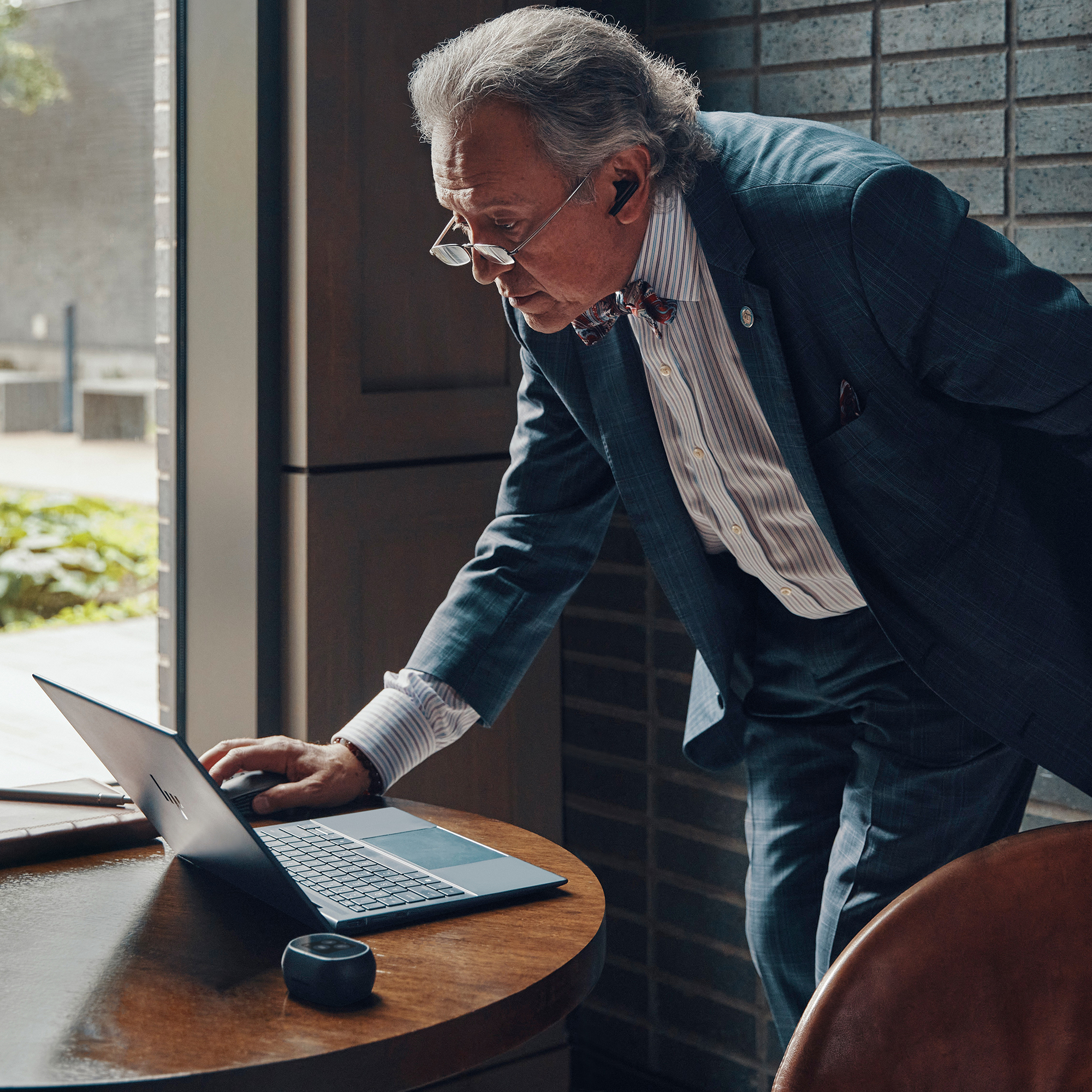 Poly Voyager Free 60+ UC M Carbon Black Earbuds + BT700 USB-C-adapter + oplaadcase met touchscreen - Afbeelding 3