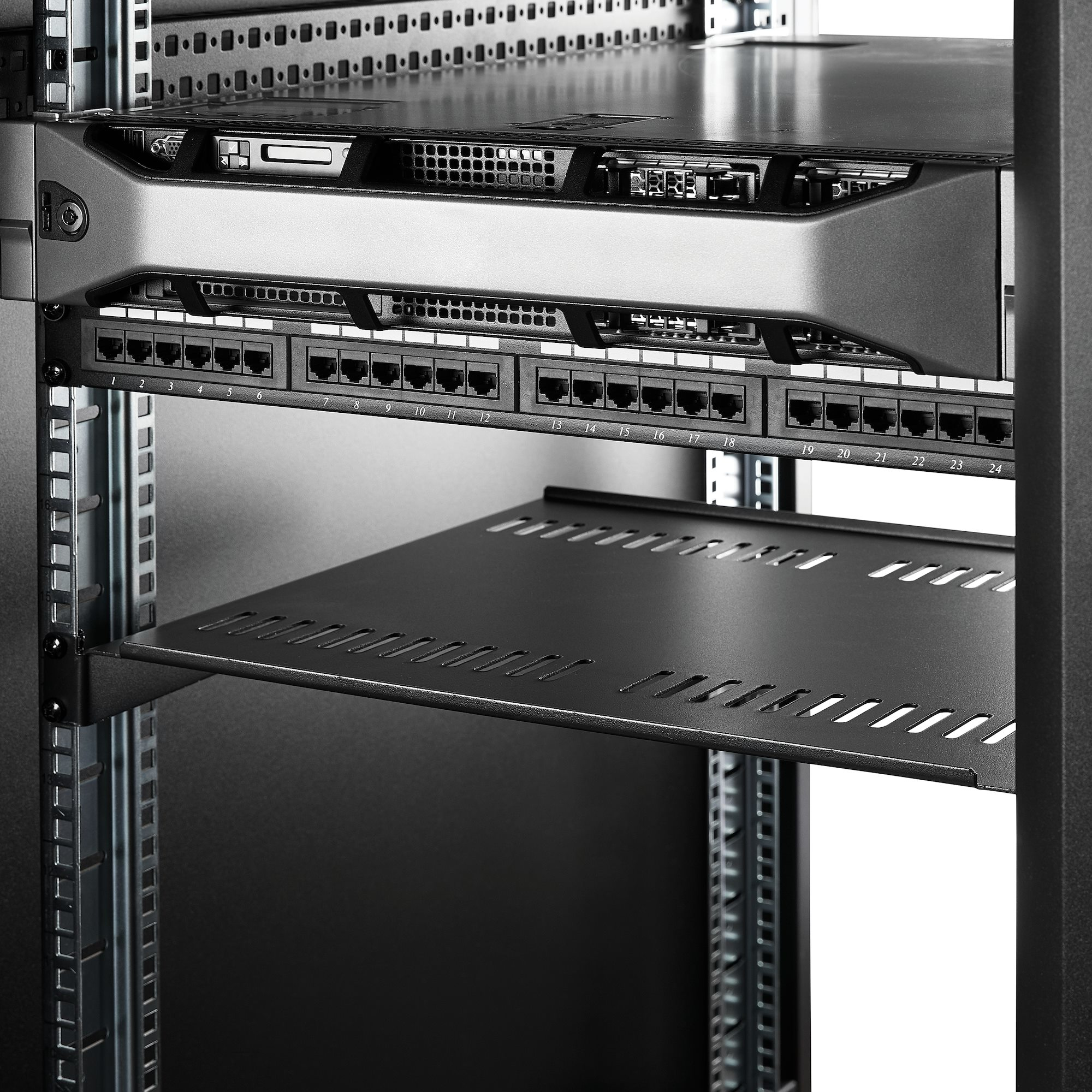 StarTech.com 1U Server Rack Schap - Universele Geventileerde Rack Mount Cantilever Shelf voor 19" Netwerk Kast & Apparatuur - Heavy Duty Staal - Capaciteit 20kg - Diepte 41cm (16”) - Zwart - Afbeelding 6