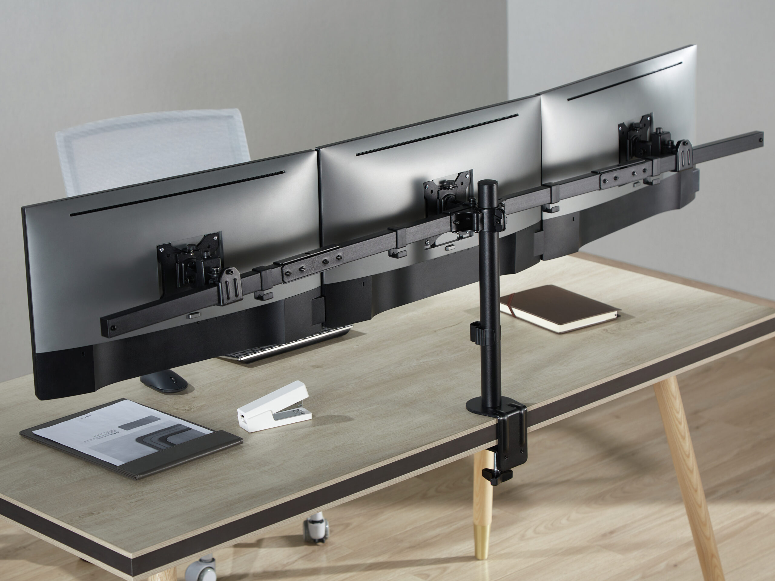 Equip 17“-32” Full Motion triple Monitorarm zwart - Afbeelding 10