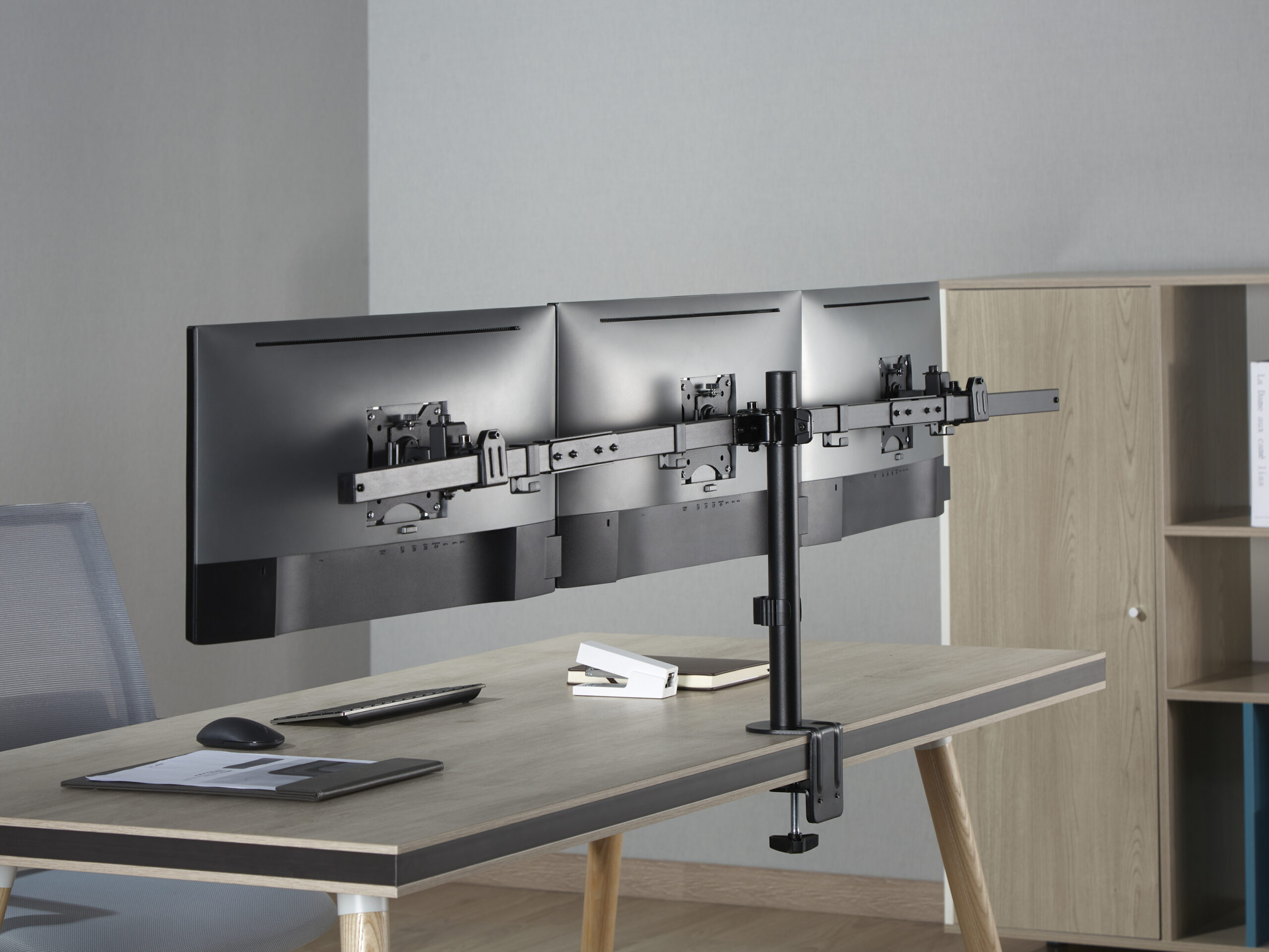 Equip 17“-32” Full Motion triple Monitorarm zwart - Afbeelding 9