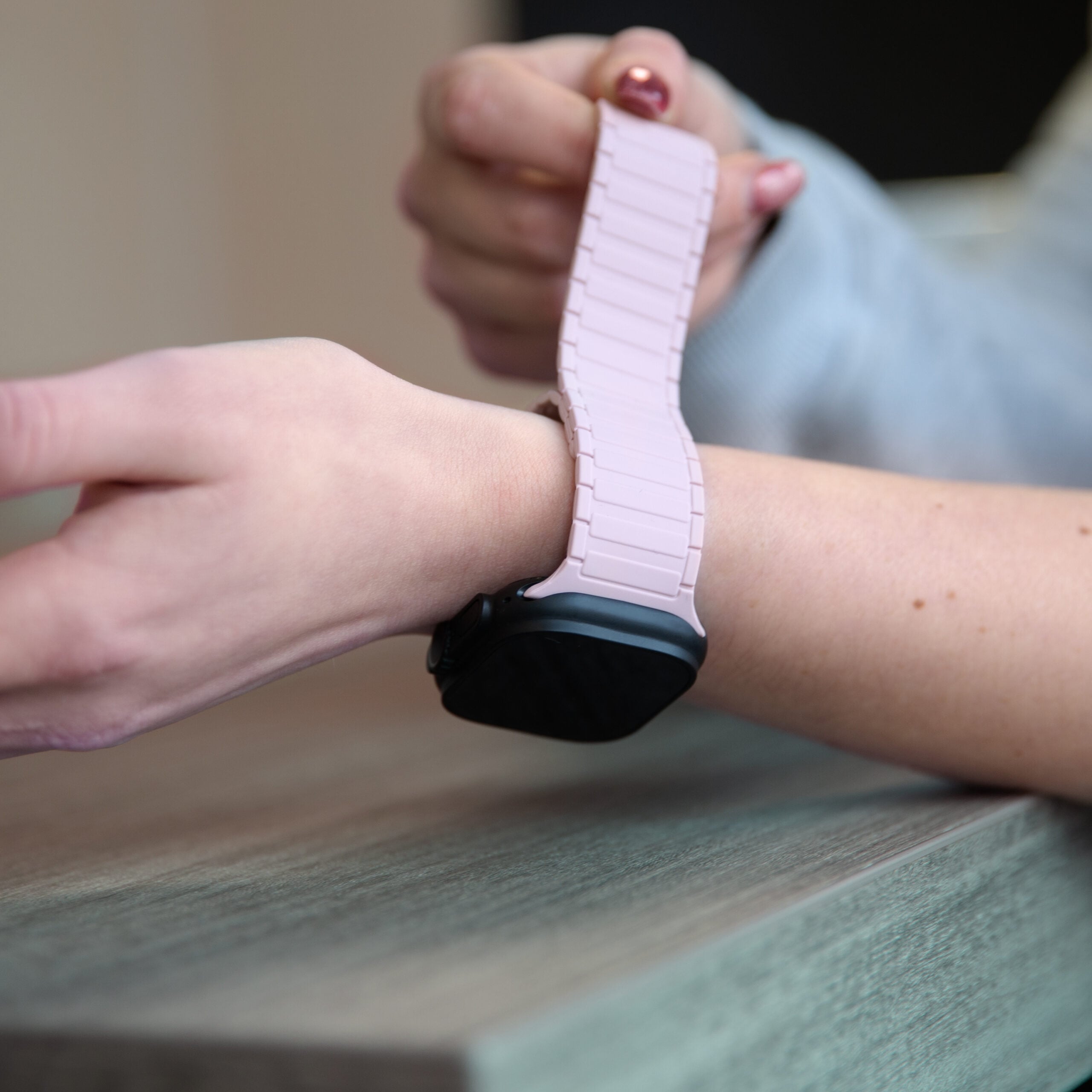 Mobilize Silicon Watch Band - Magnetic - for Apple 38/40/41mm - Pink - Afbeelding 6