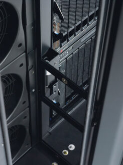 APC NetShelter - Rack-luchtcontainment, montage aan voorzijde, ACRC301S / ACRC301H, 300mm - Afbeelding 3