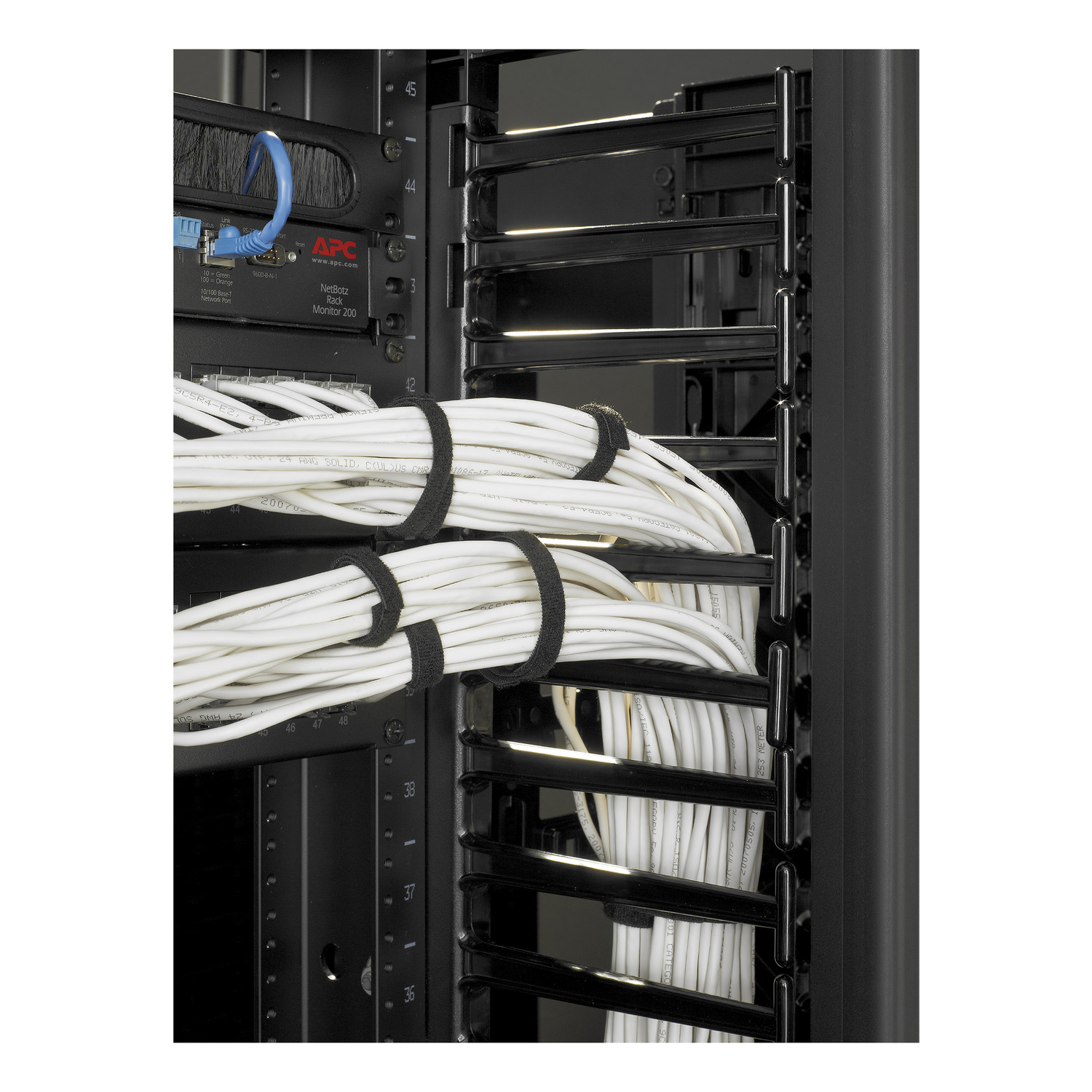 APC Valueline, verticale kabelmanager voor 2 & 4-stijls racks, 84"H X 6"B, enkelzijdig met deur - Afbeelding 13