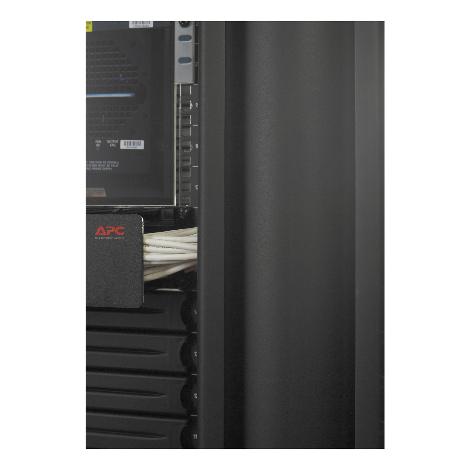 APC Valueline, verticale kabelmanager voor 2 & 4-stijls racks, 84"H X 6"B, enkelzijdig met deur - Afbeelding 14