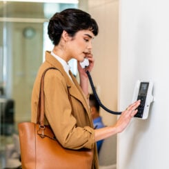 HP Poly Edge E100 IP-telefoon met PoE-ondersteuning - Afbeelding 3