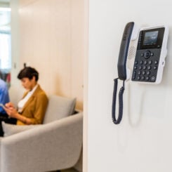 HP Poly Edge E100 IP-telefoon met PoE-ondersteuning - Afbeelding 4