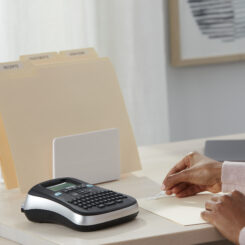 DYMO LabelManager desktop-labelmaker | 210D+ herlaadbare handheld labelmaker | QWERTY-toetsenbord | Gebruiksvriendelijke, Smart-One-Touch-toetsen en groot scherm | voor organisatie thuis en op kantoor - Afbeelding 5