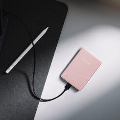 INTENSO POWER BANK MW5000 IN DE KLEUR ROSE / DRAAGBARE OPLADER VOORMOBIELE APPARATEN